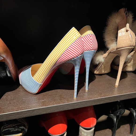 *Brand New* - Louboutin - MARINE ALTA 120 PATENT STRIPES
1200861
Size: 38 - Picture 8 of 13